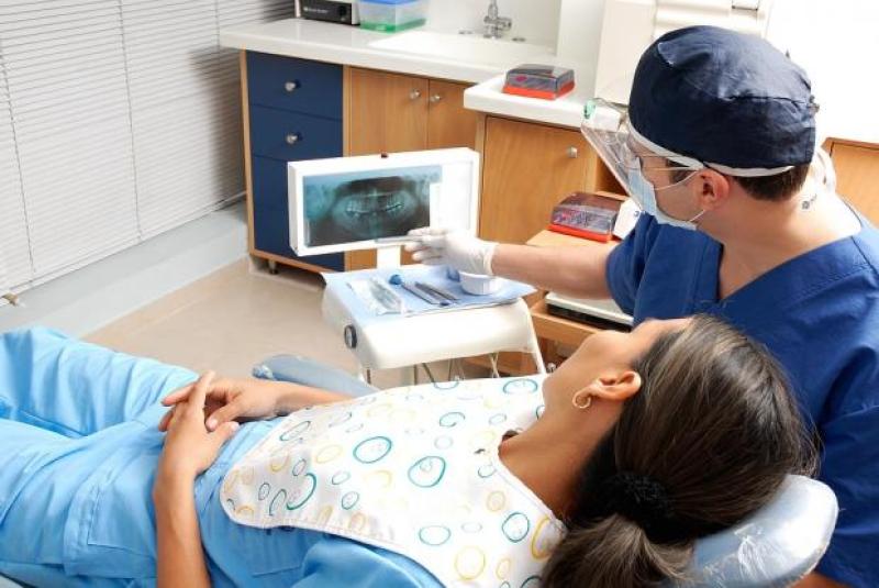 Teeth Implants/Costculator Dentist with patient